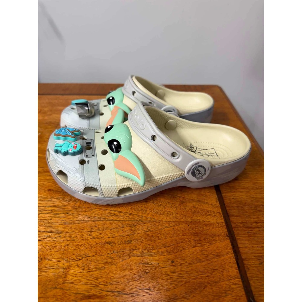 Crocs Star Wars The Mandalorian Grogu Baby Yoda Clogs Bone Grey Mens 5 Womens 7 - Picture 6 of 11